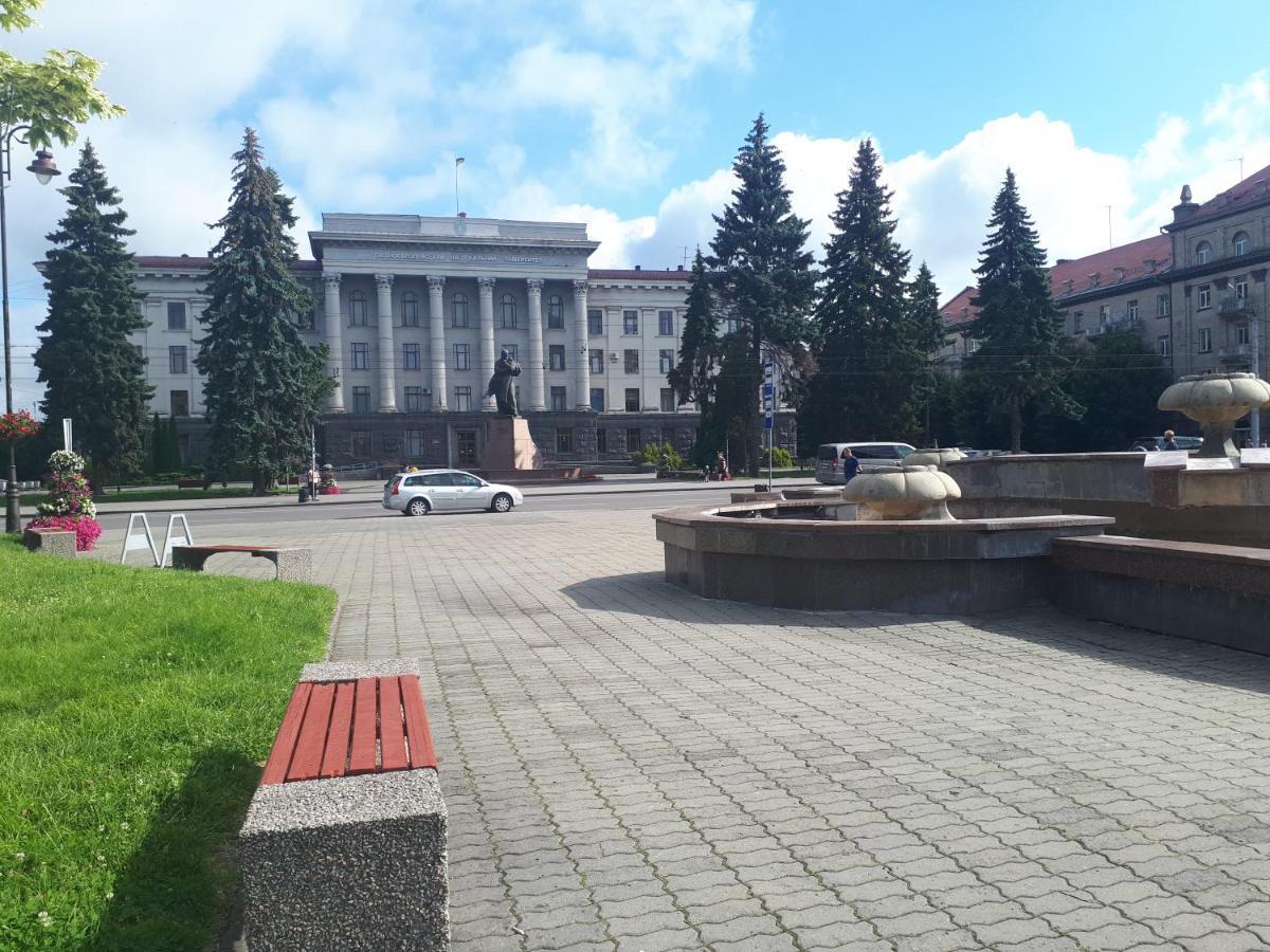 Двокімнатні Апартаменти У Центрі Lutsʼk Exteriör bild